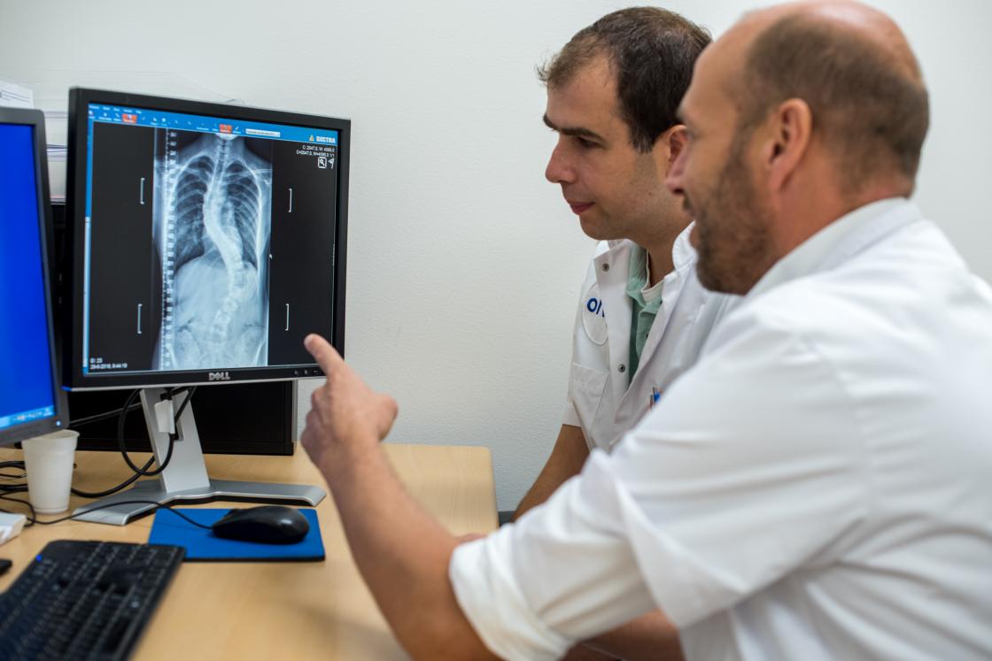 Orthopedisch chirurgen Kempen en Altena beoordelen foto met scoliose