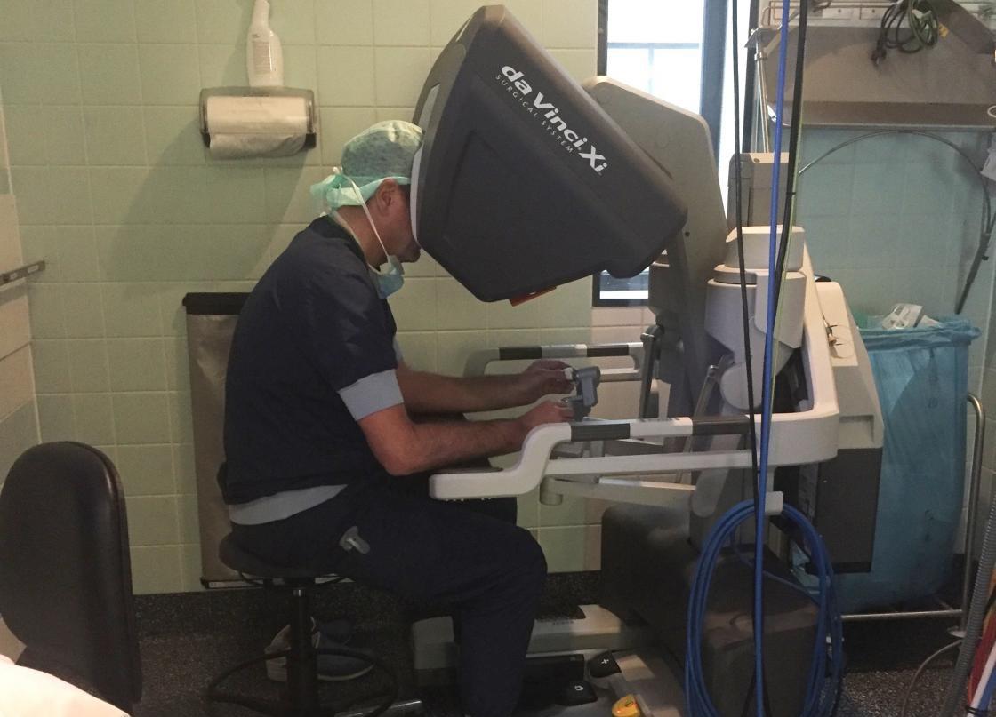 Operateur stuurt de robot aan