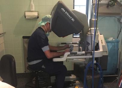 Operateur stuurt de robot aan