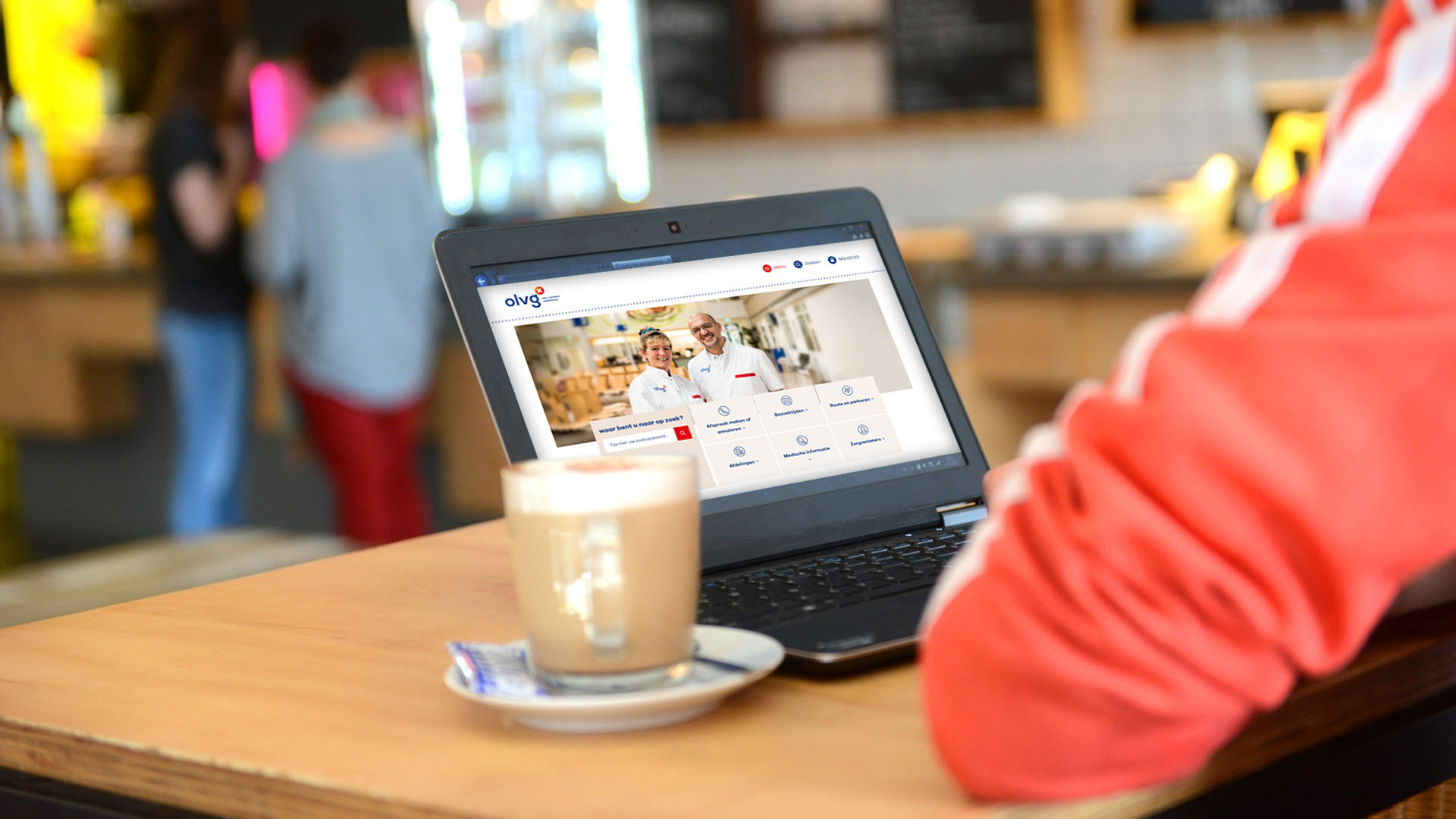 Patiënt bekijkt nieuwe OLVG-website op laptop